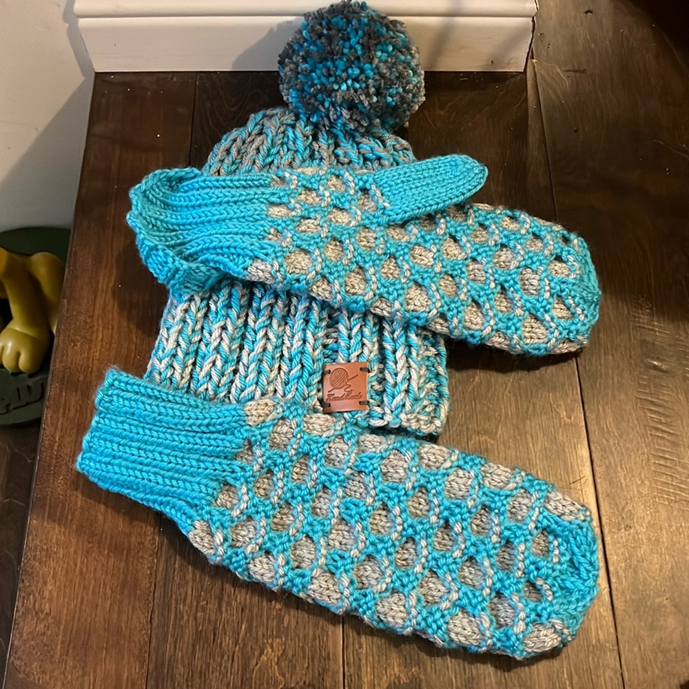 Hand made Tiffany blue and gray hat 👒 and mittens 1 sets